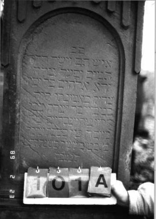 Grabstein 101 (Index: 99751873) Material: Sandstein Zustand: leicht verwittert Maße HxBxT: 146x50x26 cm Beschreibung: giebelart. Abschl. m. Mittel-u. Eckakrot. , Schriftfeld eingetieft m. Rundbogenabschluß Symbolik: Ranke, gestelztes Rundbogenfries Besonderheit: Zitat Hiob 1, 8 und 2, 3: Grabstein 101A