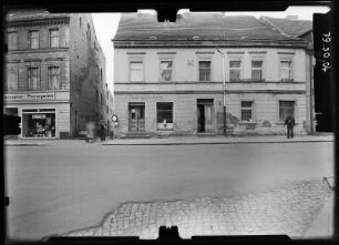 Angermünde, Brüderstraße. Wohnhaus mit Laden. Straßenfront