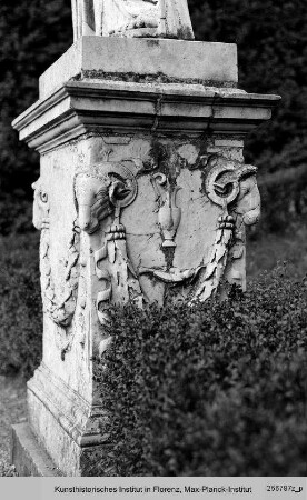 Römischer Grabstein (Sockel der Statue) - Römischer Altar