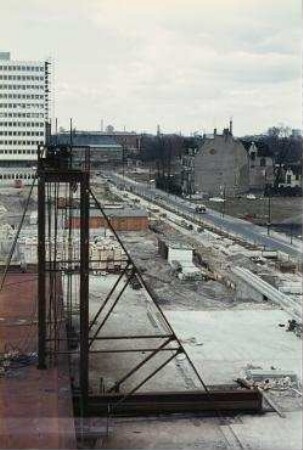 Die Neue Nationalgalerie im Bau. Montagestütze nach Einbau der Hebegeräte und Zugstangen für das Lift-Slab-Verfahren. Berlin-Tiergarten, Potsdamer Straße