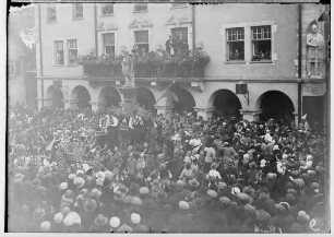 Fasnacht Sigmaringen 1932; Bräuteln vor dem Rathaus