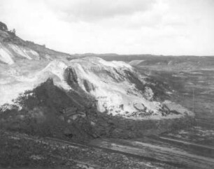 Braunkohlentagebau Hirschfelde (Kopalnia Turoszów), östlich der Lausitzer Neiße; seit 1945 Polen. Große Rutschung am Niederbusch mit Flöz (vorn unten, dunkel) und Abraum (oben, hell), Seitenansicht