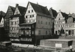 Lüneburg, Ilmenaustraße. Häuserzeile mit alten Handwerkerhäusern und Schiffsanlegestelle "Loreley" an der Ilmenau