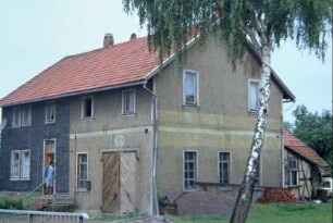 Ehemalige Schmiede an der B 7; Wohnteil verschiefert; Werkstatt mit Tor, nicht mehr in Nutzung