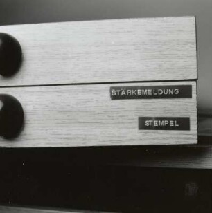 Untersuchungshaftanstalt des Ministeriums für Staatssicherheit der ehem. DDR. Schreibtischschubladen mit der Aufschrift "Stärkemeldung" und "Stempel