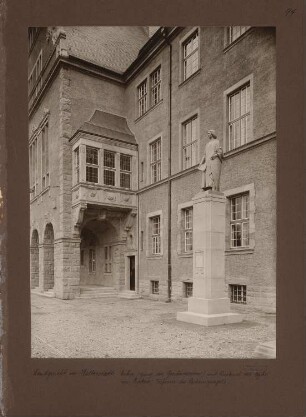 Landgericht und Gefängnis, Halberstadt: Eingangsbereich mit Erker (Gang der Geschworenen) und Denkmal Eyke von Repkows