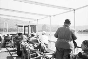 Theben: Blick auf Donau und Burg, Vordergrund Kommandobrücke