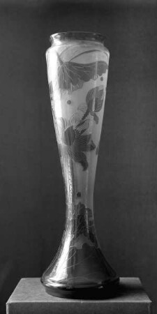 Jugendstilvase mit Blumenmotiv