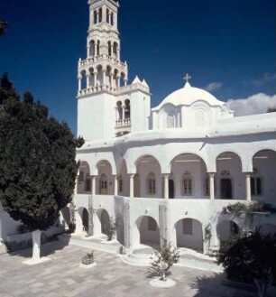 Tinos, Klosterkirche Panagía Evangelístria, Klosterkirche Panagía Evangelístria. 19. Jh. Arkadenhof, marmorn gepflastert. Sett.9