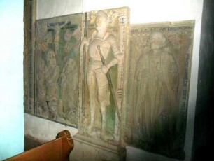Langhaus Innen-Epitaphe und Grabsteine der Truchsessen von Wetzhausen im Norden ( 9-7) - Jahre 1524-1537-1541-gehaltvolle Steinmetzarbeiten mit Personendarstellung in Hochreliefarbeit