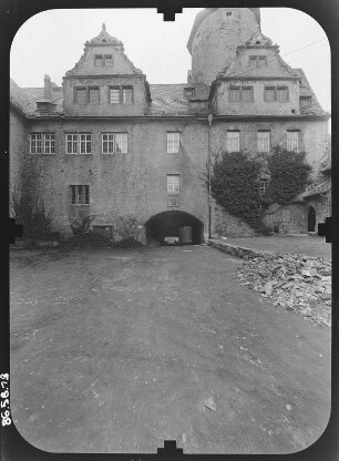 Ranis. Burg (Erwähnung 1199, 13./14. Jh.). Hauptgebäude über den Burghof von Osten