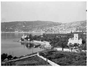 Villefranche/ Frankreich: Blick über Stadt und Bucht mit Hafenmole