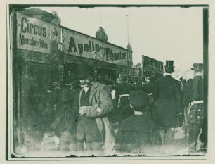Zuschauer vor dem "Apollo-Theater"