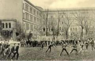 Spielplatz im Hof des Königlichen Joachimsthalschen Gymnasiums in Berlin-Wilmersdorf, mit Gymnasiasten