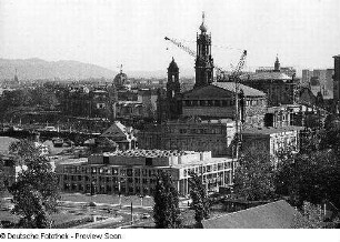 Opernhaus. Vorstellungshaus und Funktionsgebäude, im Hintergrund Brühlsche Terrasse und Katholische Hofkirche