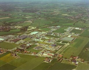 Gewerbegebiet am Beimoorweg: Luftbild: Blick nach Nordwesten: Mitte diagonal Bahnstrecke zwischen Hamburg und Lübeck, dahinter links Gartenholz, unten Beimoorweg, im Hintergrund rechts Delingsdorf, im Hintergrund Mitte Ammersbek