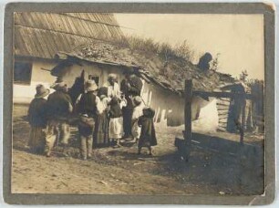 Gruppe einer ethnischen Minderheit (Roma) vor einem Wohnhaus in Abtsdorf : Abtsdorf (Cluj-Napoca-Manastor / Rumänien). Wohnhaus. Straßenansicht mit Angehörigen einer Roma-Gruppe