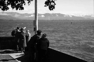 Lindau: Blick auf Schweizer Ufer, Vordergrund Mauer