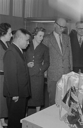 Johannes Dieckmann mit Vertretern der vietnamesischen Messedelegation - Messerundgang