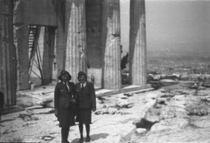 Athen. Akropolis (450ante). Ansicht mit zwei Luftwaffenhelferinnen gegen Propyläen