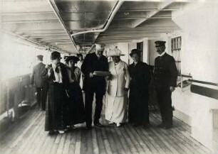 Gruppenbildnis auf dem Promenadendeck eines Passagierdampfers : Bordaufnahmen. Gruppenbildnis auf dem Promenadendeck eines Passagierdampfers