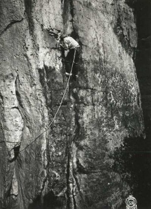 Sächsische Schweiz, Schmilka. Großer Falknerturm. Seilschaft Ehrhardt Renger am Matthäusriß (Westweg, VIIb [VIIc])