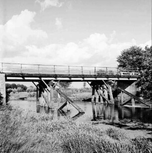 Trave: Holzbrücke in baufälligem Zustand: rechts Bäume