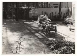 Garten Dr. Benecke, Berlin-Dahlem: Sitzplatz am Wohnhaus