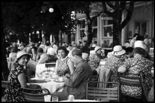 Bad Ischl: Kaffeegäste auf der Esplanade, Gruppe mit Burschel und Spitzli