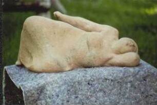 Liegende Frau bekleidet