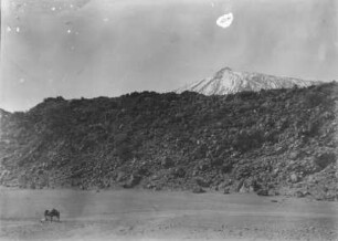 Lavastrom und Pico del Teide : Blick auf einen Lavastrom. Im Hintergrund der Gipfel des Vulkans Pico del Teide
