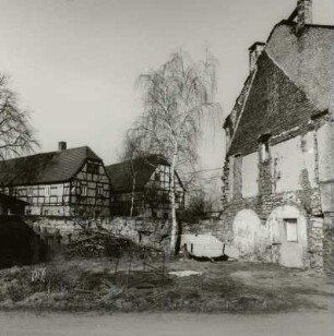 Seitengebäude : Ansicht mit Wohnhaus (Nr. 15; Seitengebäude eines ehem. Dreiseithofes) gegen Dreiseithof (Nr. 17)