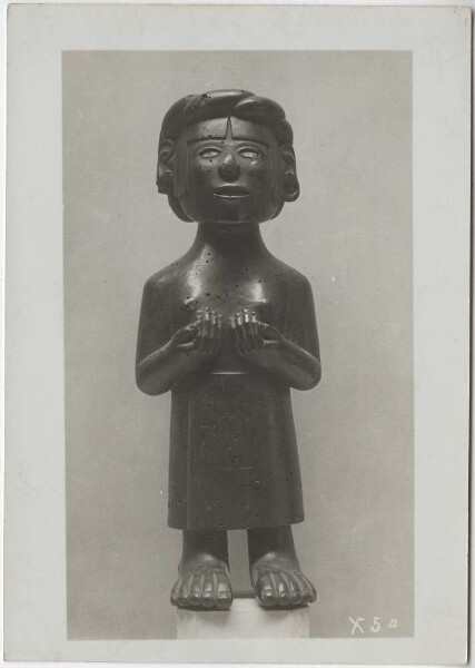 Standing wooden figure (front). Collection Guillermo de Heredia.