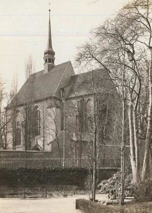 Kreuzkirche : Südostansicht mit Friedhofsmauer