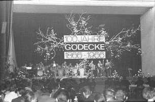 Freiburg: Stadthalle, Kapelle auf der Bühne