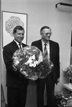 Amtsverwaltung: Wahlen: Amtsvorsteher Frithjof Schumann nach Wiederwahl, mit Blumenstrauß: daneben Funktionsträger
