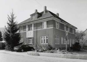 Ottendorf-Okrilla, Wohnhaus : Ottendorf-Okrilla. Wohnhaus (um 1925), Radeburger Straße 9. Straßenansicht