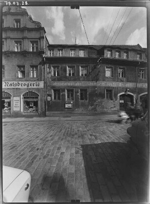 Meißen-Altstadt, Görnische Gasse 1. Wohnhaus mit Ratsdrogerie (Bezeichnung 1585, Umbau 1910). Straßenfront (Teilansicht)