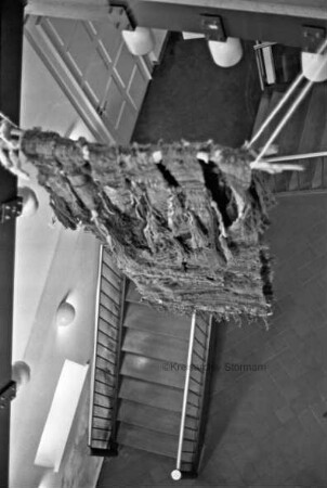 Rathaus: Ausstellungsaufbau im Treppenhaus mit Objekten von Edith Schaar: Webobjekt der Künstlerin