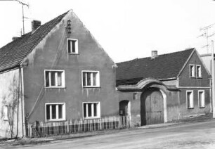 Bröthen (Hoyerswerda-Bröthen-Michalken), Hauptstraße 22. Wohnhaus mit Hoftor und Ausgedinge. Straßenansicht