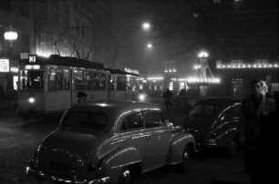 Freiburg: Oberlinden in Festbeleuchtung, Vordergrund zwei Autos
