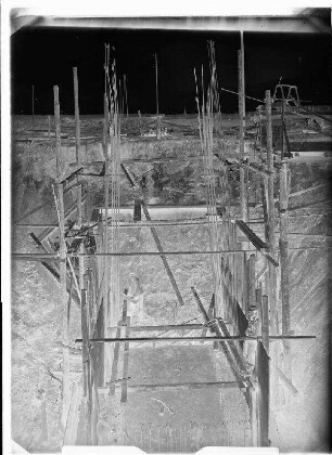 Staustufe Gerlachshausen-Volkach, Umgehungskanal. Feldwegbrücke km 2,72. Schalungsarbeiten am westlichen Widerlager.