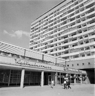 Dresden-Altstadt, Pirnaischer Platz. Appartementhochhaus mit Gaststättenkomplex (1964-1966; P. Sniegon, H. Löschau, H. Kriesche, G. Landgraf)