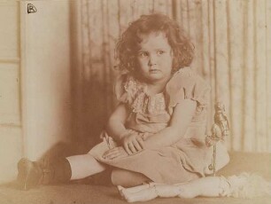 Mädchen mit Puppe