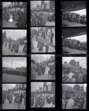 Schwarz-Weiß-Negative mit Aufnahmen von Mai-Demonstrationen 1948 in Berlin Unter den Linden