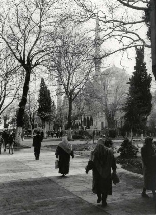 Einheimische auf dem Weg zur Sultan Ahmet Moschee