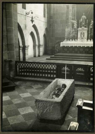 Simultankirche, katholischeTeil, Altar, Gebeine d. Abtes Philipp, 1225