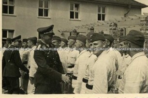 Luftwaffen-Offiziere gratulieren Rekruten