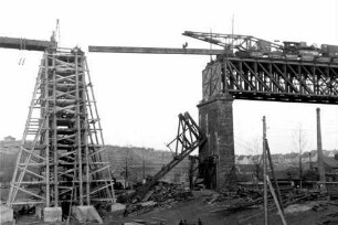 Stuttgart Münster König-Wilhelm-Viadukt Bombentreffer Zerstörung Überbau Kanwagen Einsetzen Überbau Behelfsbrücke Hilfsgerüst