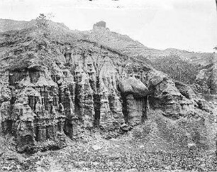 Verwitterungsformation : Übersinterte Felsformation im Lao Shan Tal